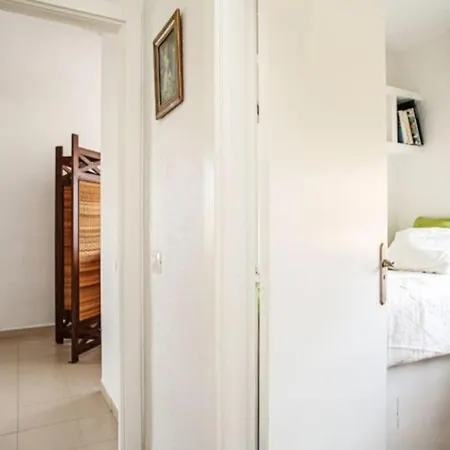 Cozy Near The Sea With Private Parking Apartment *